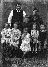 Family portrait of Frank Gallocher and is family circa 1909